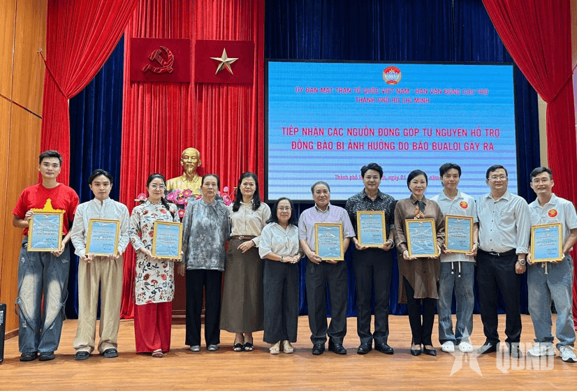 Cầu nối uy tín của văn nghệ sĩ và cộng đồng