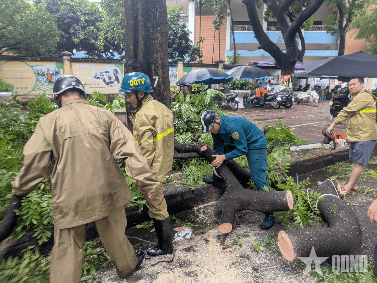 Khẩn trương cùng nhân dân Thủ đô khắc phục hậu quả ngập lụt