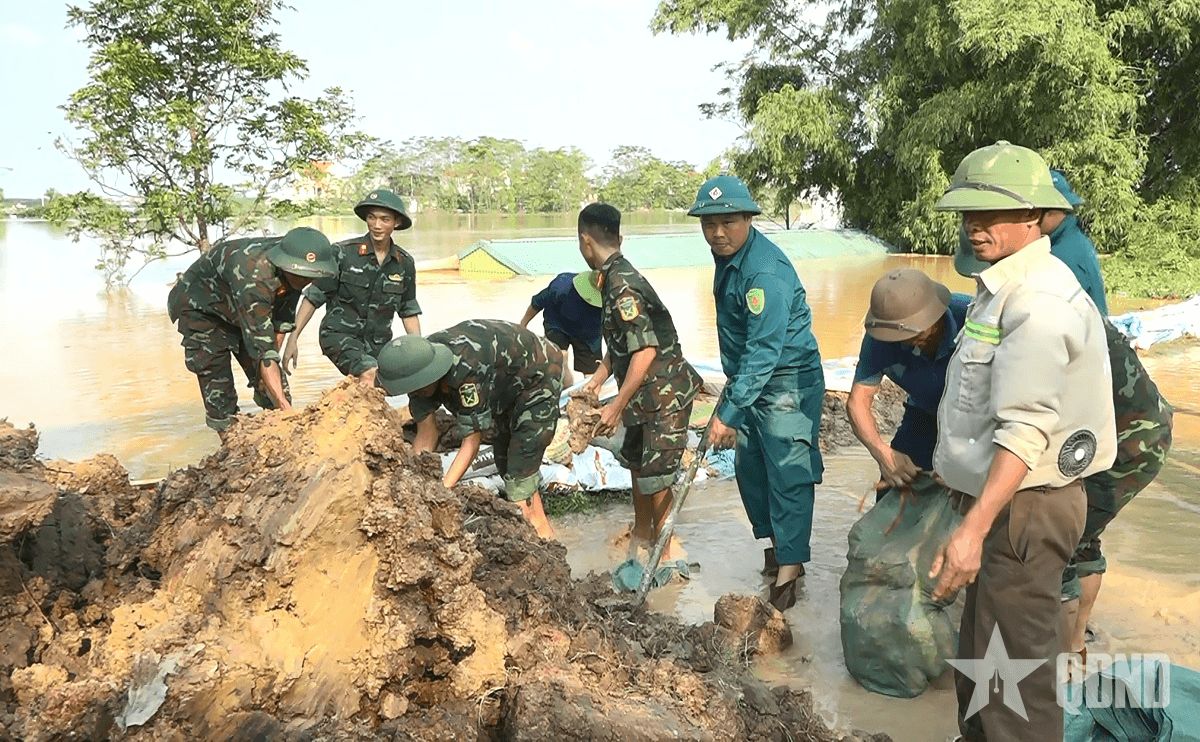Dồn tâm, gắng sức giúp nhân dân vượt qua mưa lũ