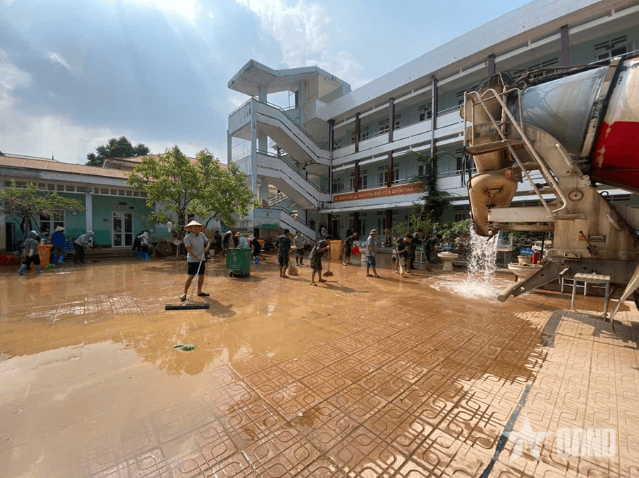 Nỗ lực đưa cơ quan, trường học vùng lũ hoạt động trở lại