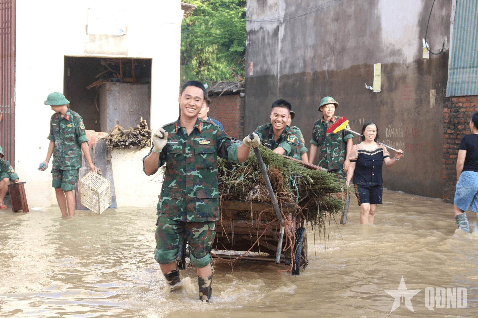 Lữ đoàn 229 sát cánh cùng nhân dân vùng lũ Bắc Ninh
