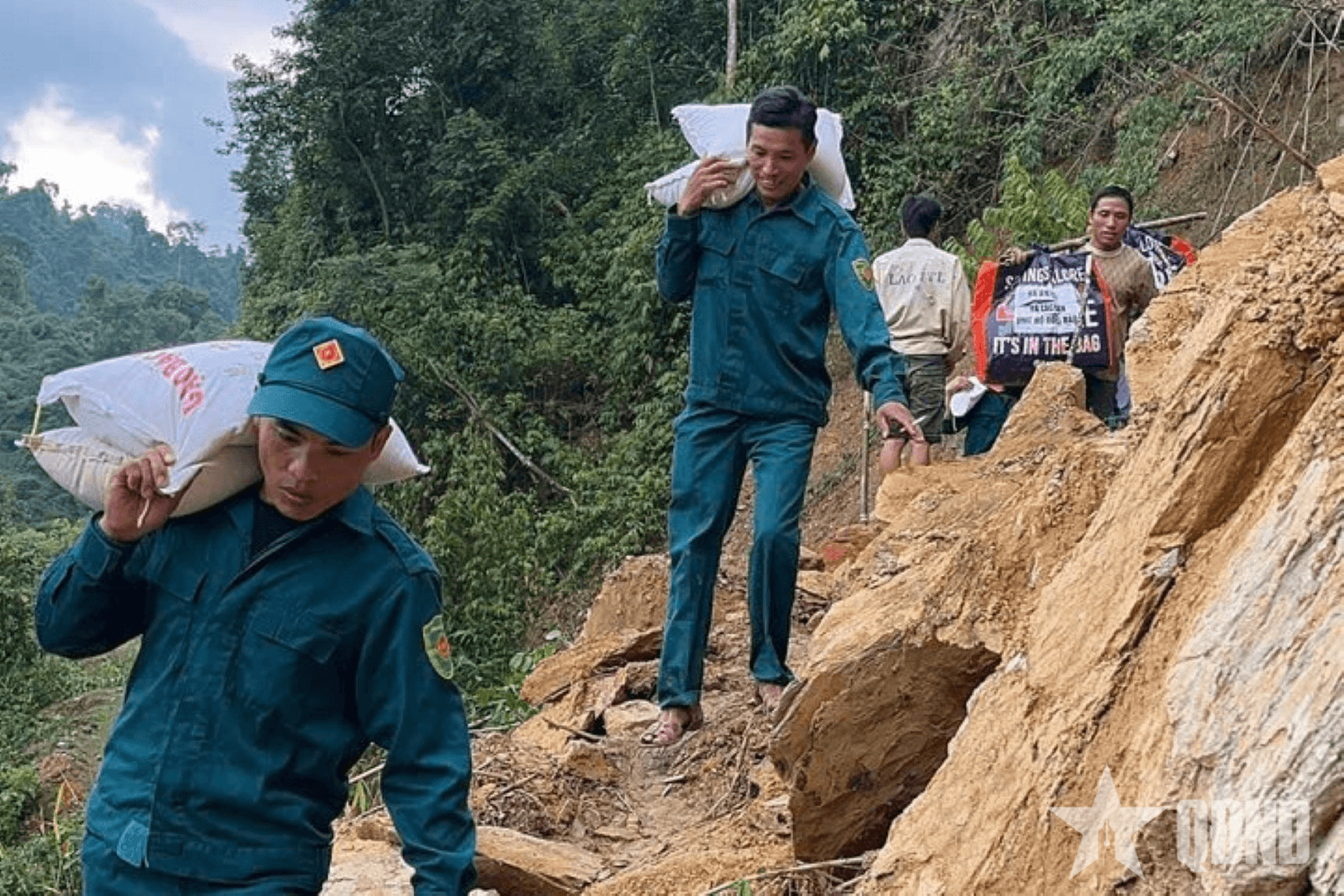 Nghệ An: Vận chuyển lương thực tiếp tế nhân dân ở bản làng bị chia cắt