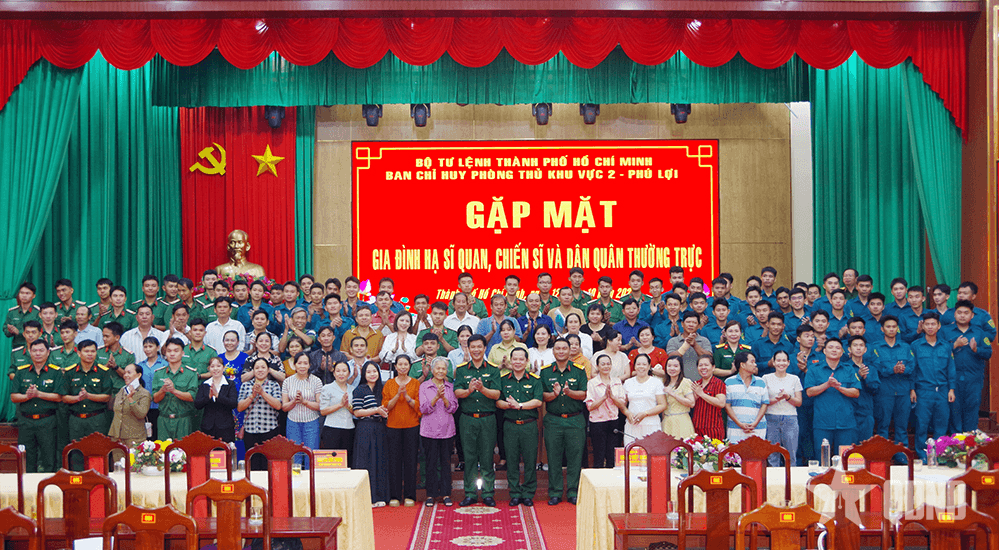 Ban chỉ huy Phòng thủ khu vực 2 - Phú Lợi (Bộ tư lệnh TP Hồ Chí Minh) gặp mặt gia đình chiến sĩ và dân quân thường trực