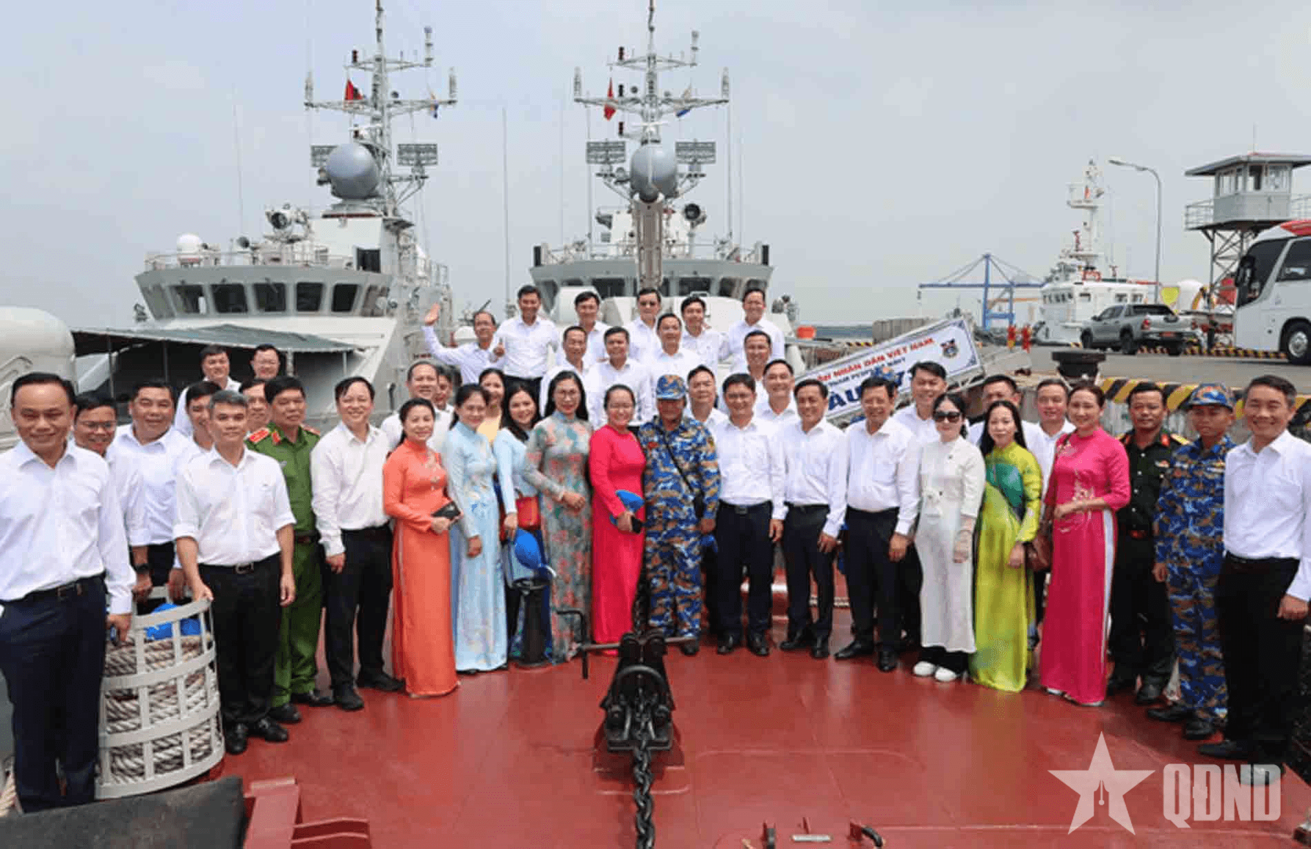 Đoàn đại biểu Đại hội Đảng bộ TP Hồ Chí Minh thăm, làm việc tại Vùng 2 Hải quân