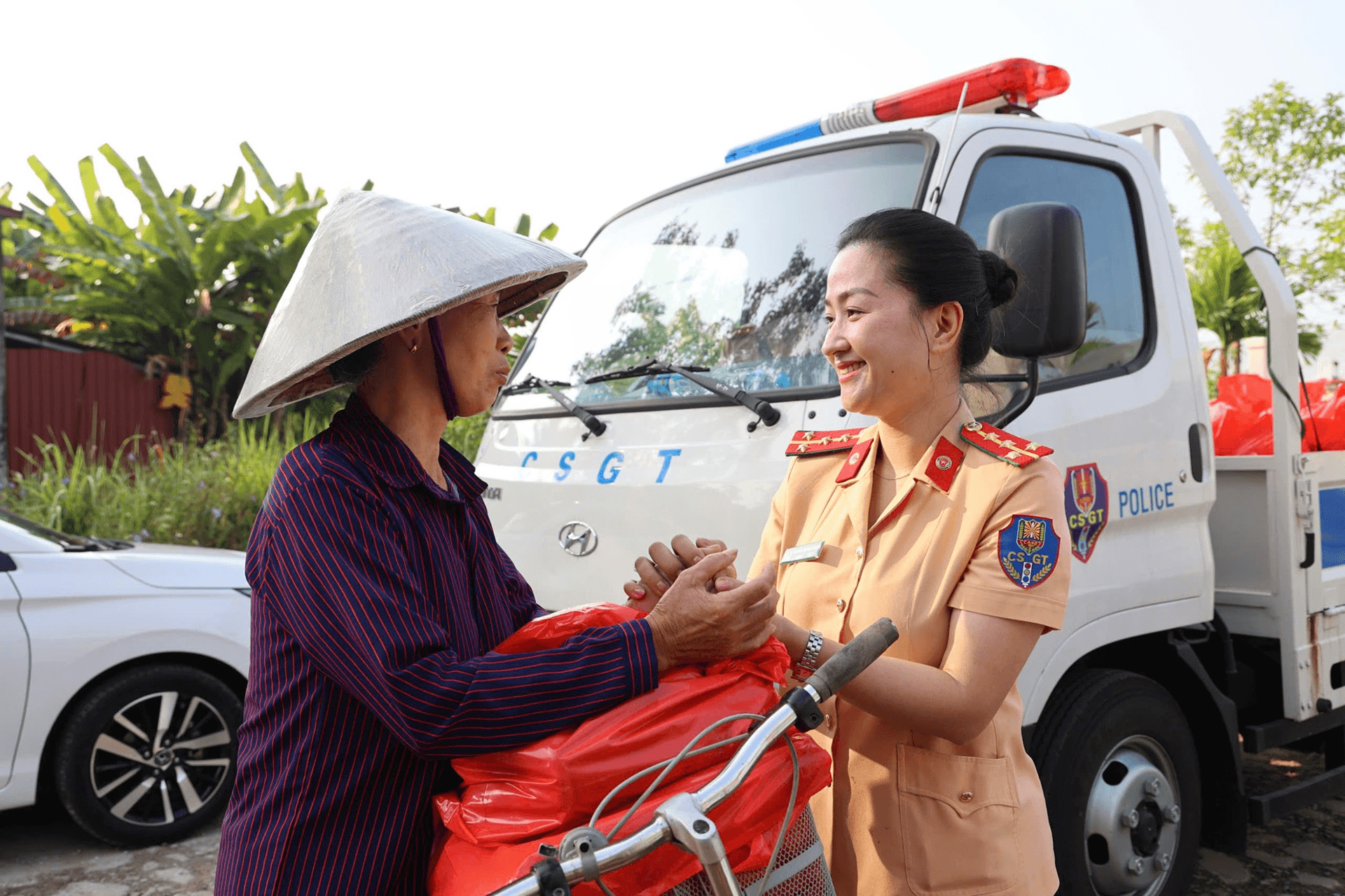 Cảnh sát giao thông Thủ đô xung kích hỗ trợ người dân vùng ngập, sớm ổn định cuộc sống