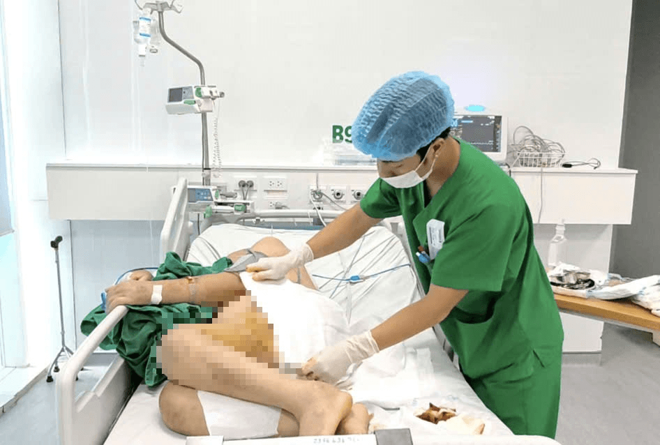 Chủ quan với vài nốt mụn nhỏ, cụ ông 76 tuổi rơi vào tình trạng nguy kịch