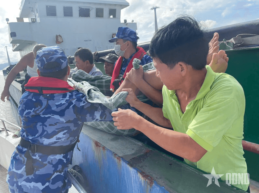 Bộ tư lệnh Vùng Cảnh sát biển 1 hỗ trợ cấp cứu thủy thủ tàu hàng bị đột quỵ trên biển