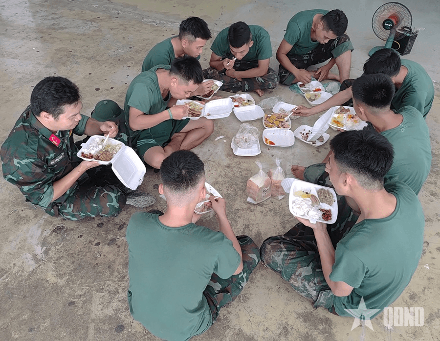 Giấc ngủ trưa của bộ đội ở vùng lũ