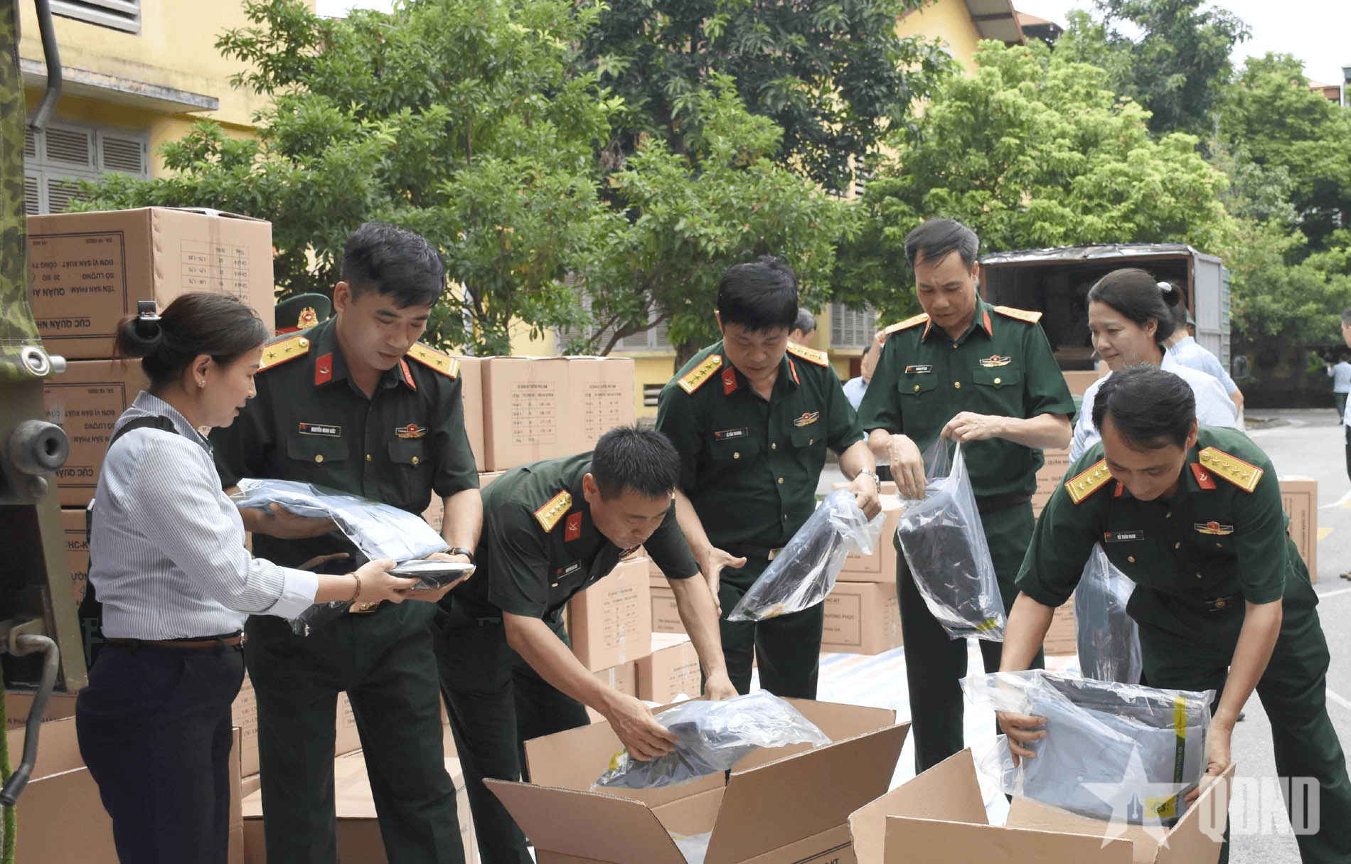 Tổng cục Hậu cần - Kỹ thuật bàn giao 2.000 bộ quần áo dân sự hỗ trợ nhân dân tỉnh Thái Nguyên