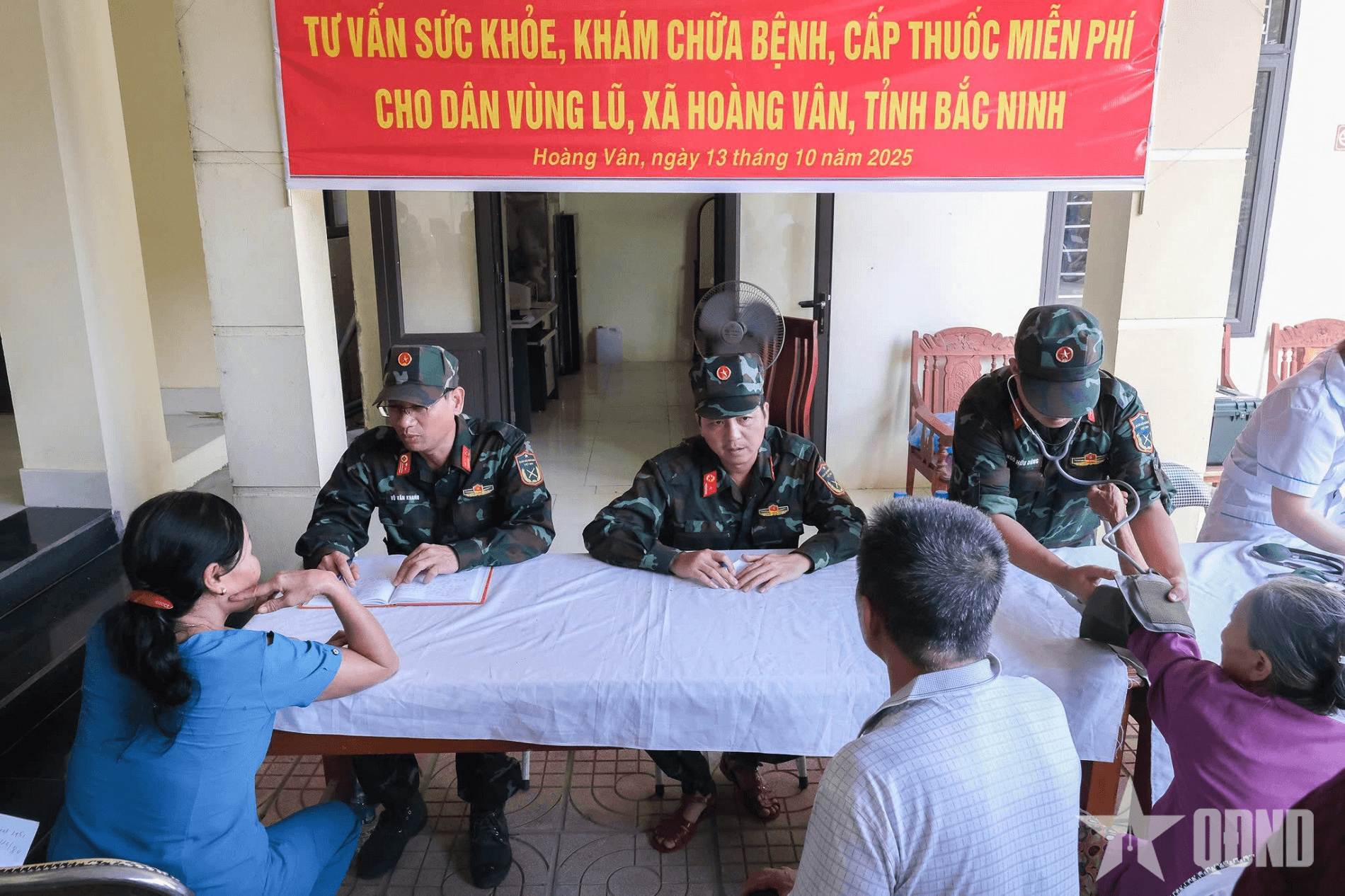 Đội Quân y số 3 (Tổng cục Hậu cần - Kỹ thuật) tổ chức khám bệnh tập trung, phun thuốc khử khuẩn tại Bắc Ninh