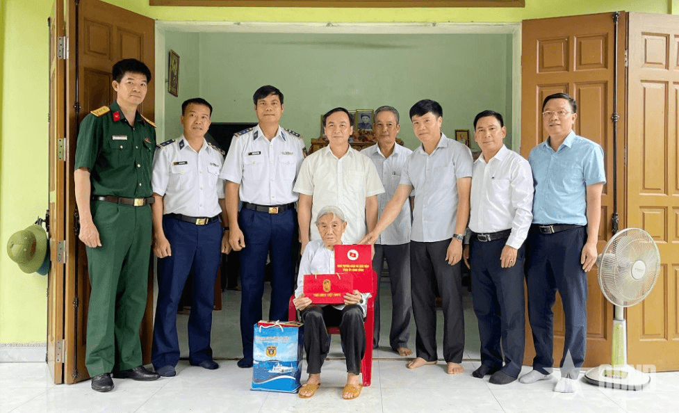 Cảnh sát biển đồng hành với nhân dân xã Phong Doanh