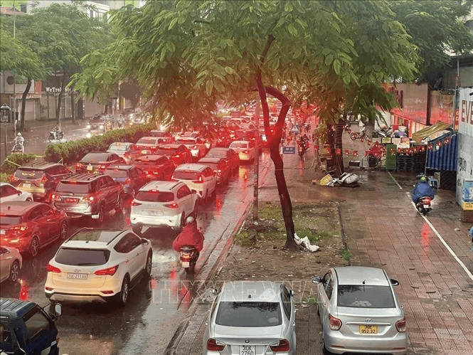 Đường phố Hà Nội tắc cứng trong mưa buổi sáng