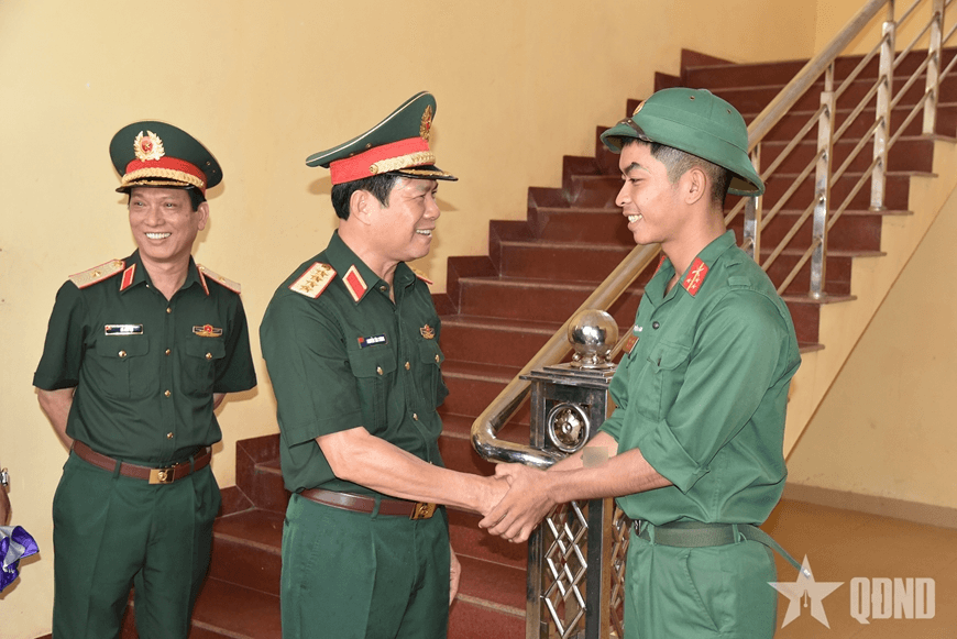 Đại tướng Nguyễn Tân Cương kiểm tra Trung đoàn 165 (Sư đoàn 312, Quân đoàn 12)