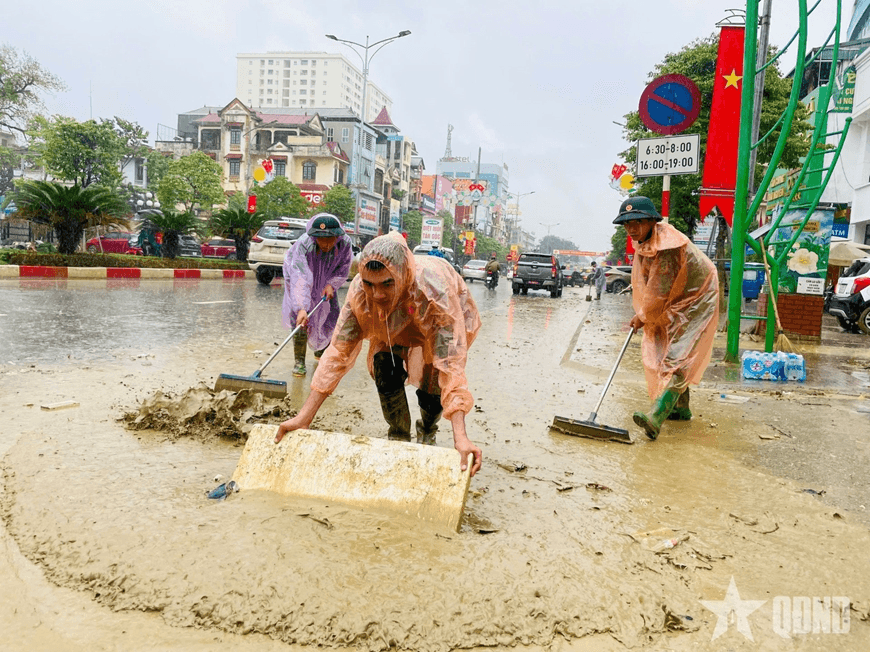 Bộ đội dầm mưa "dọn lũ"