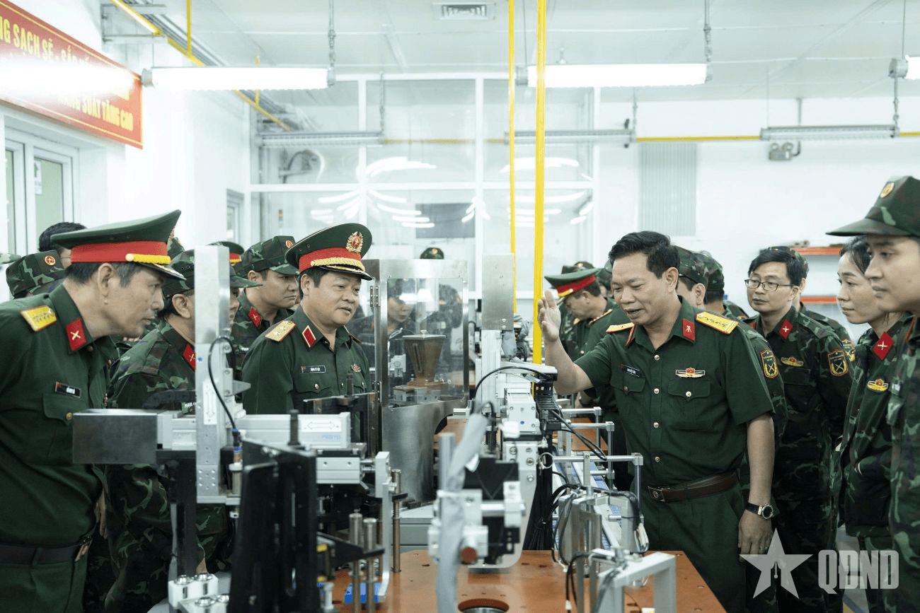 Đoàn cán bộ, học viên Học viện Chính trị tham quan, nghiên cứu thực tế tại Nhà máy Z121