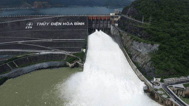 Mở một cửa xả đáy hồ thủy điện Hòa Bình vào 15 giờ ngày 14-10