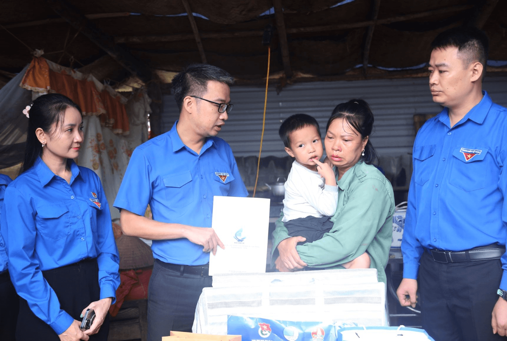 Trung ương Đoàn thăm, tặng quà hỗ trợ người dân Lạng Sơn bị thiệt hại do bão lũ