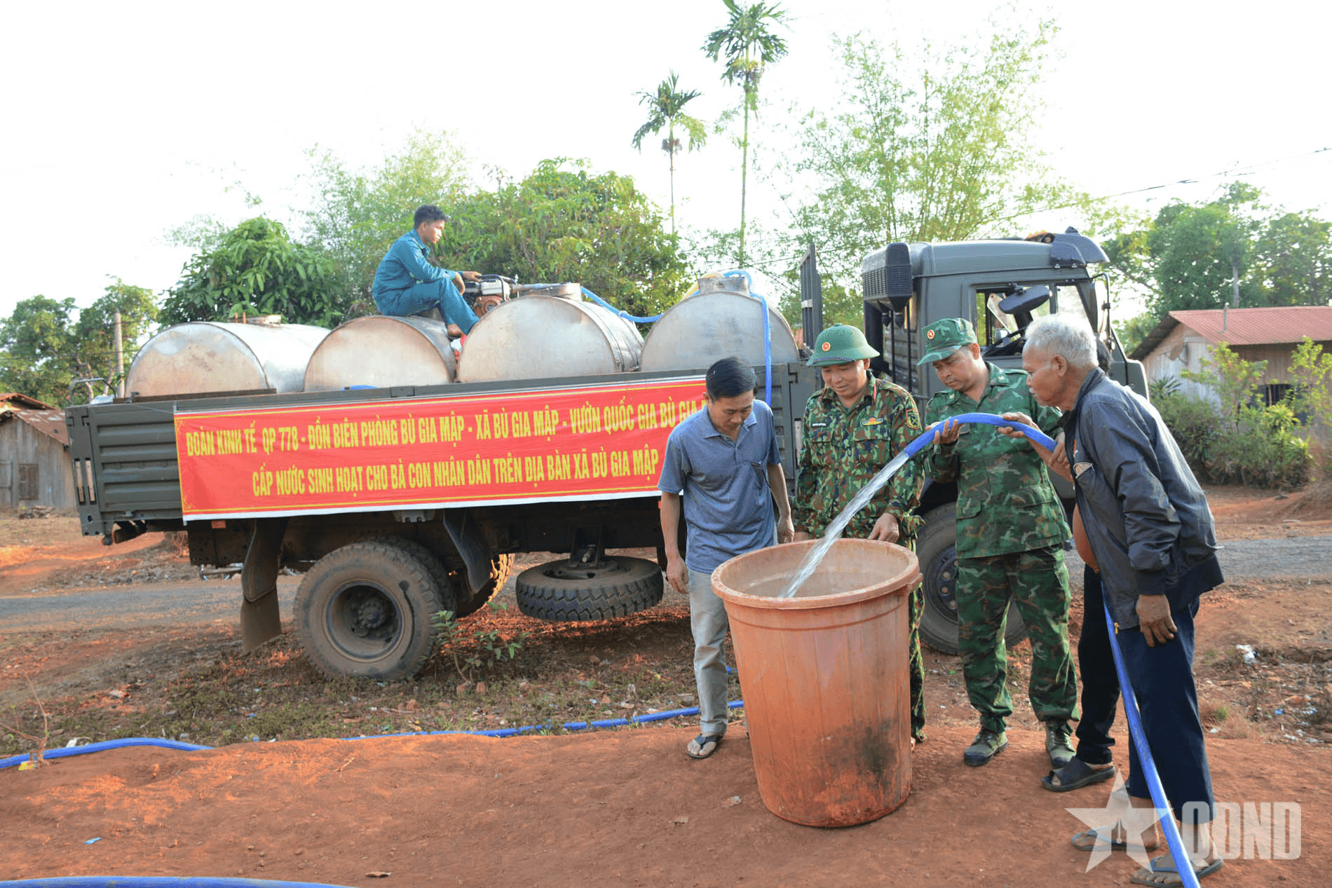 Đoàn Kinh tế - Quốc phòng 778: “Cầu nối yêu thương ” nơi biên cương