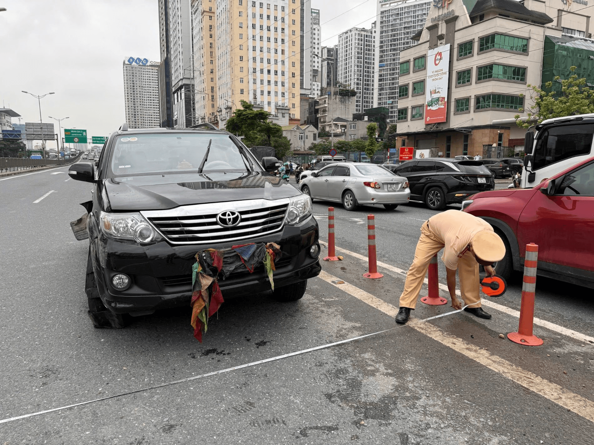 Tài xế có nồng độ cồn rất cao lái ô tô nổ lốp đi ngược chiều trên Vành đai 3 trên cao