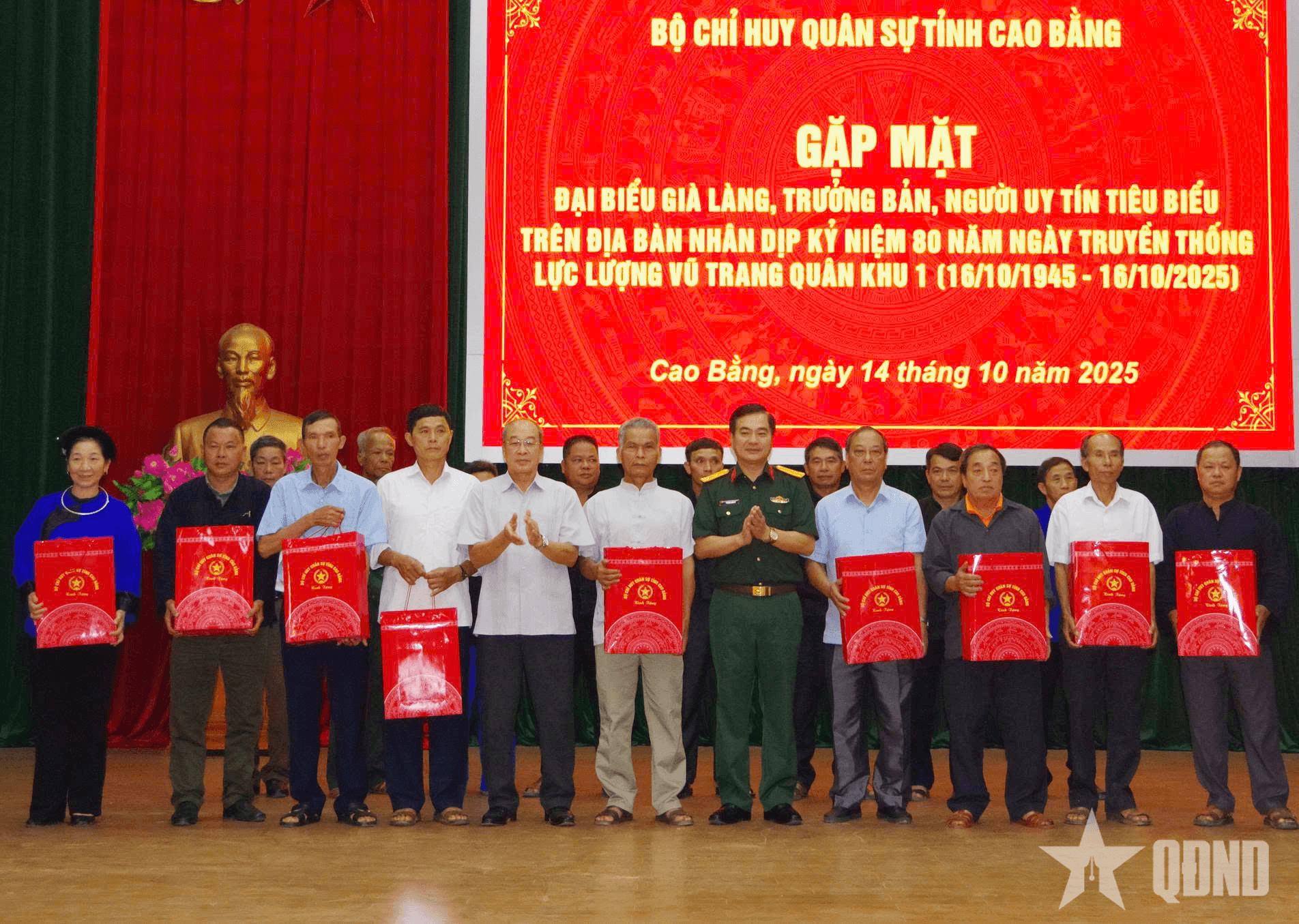 Bộ CHQS tỉnh Cao Bằng gặp mặt già làng, trưởng bản, người có uy tín