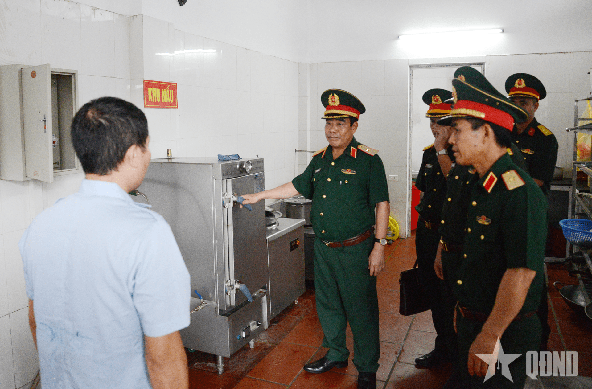Thiếu tướng Nguyễn Bá Lực kiểm tra Ban chỉ huy Phòng thủ khu vực 4 - Vĩnh Yên