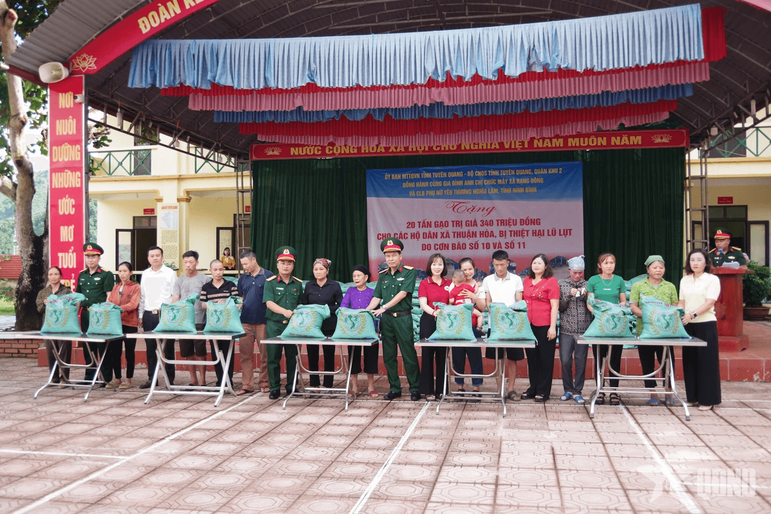 Bộ CHQS tỉnh Tuyên Quang trao gạo tặng nhân dân vùng thiên tai