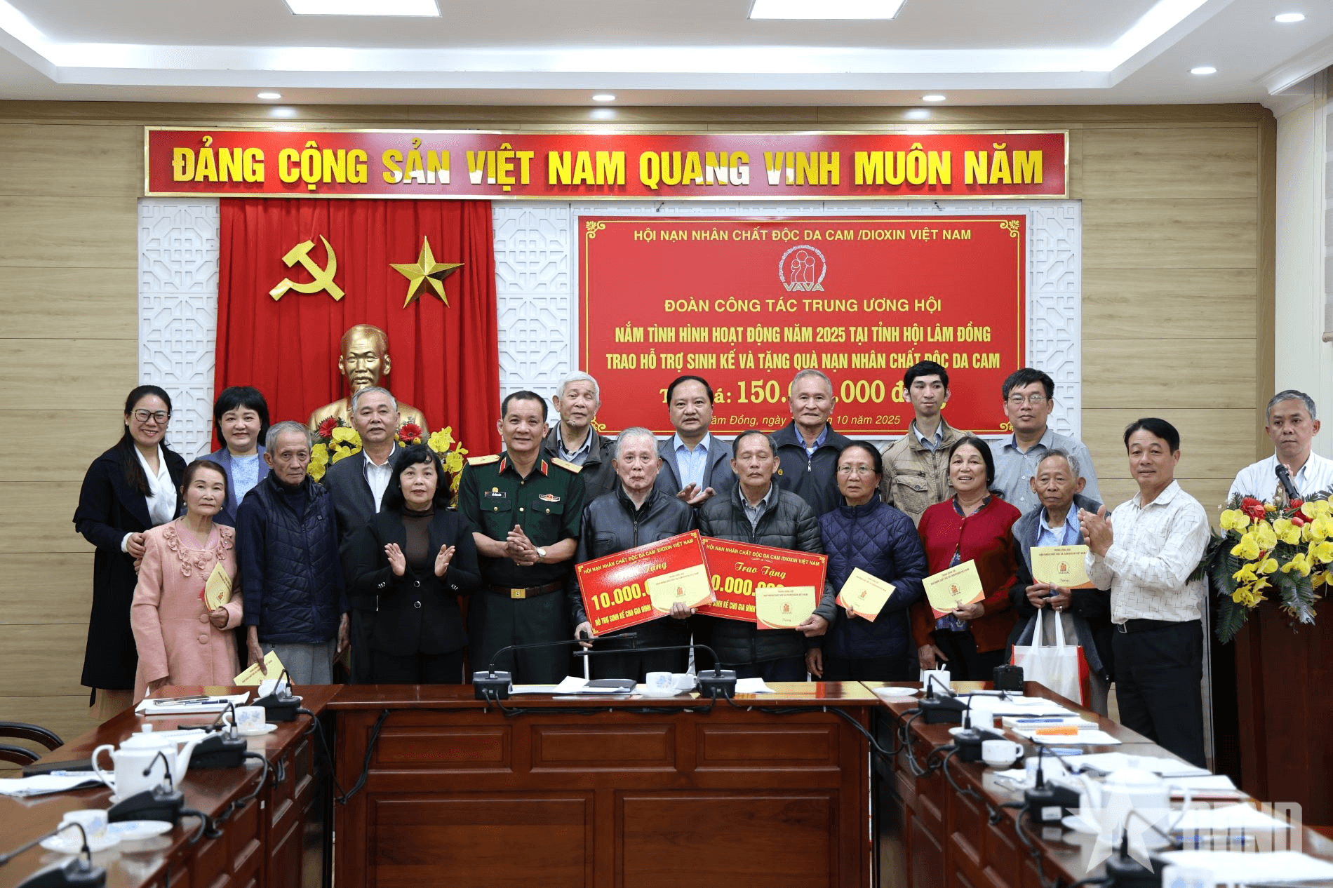 Trao sinh kế và quà tặng nạn nhân chất độc da cam tại Lâm Đồng
