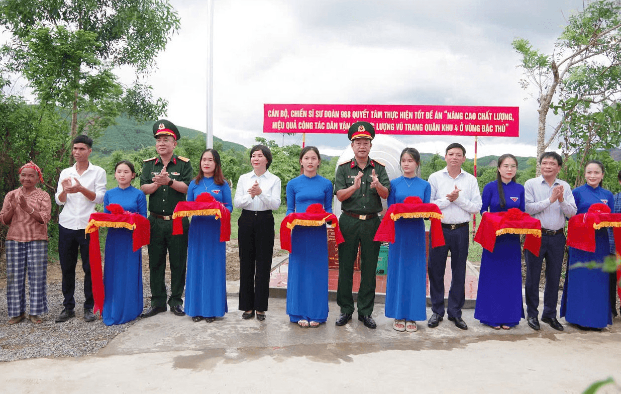 Bộ đội giúp dân đưa nước sạch về Bản Chùa