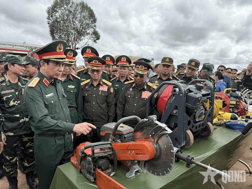 Một số hình ảnh hoạt động của Đại tướng Phan Văn Giang tại Lào