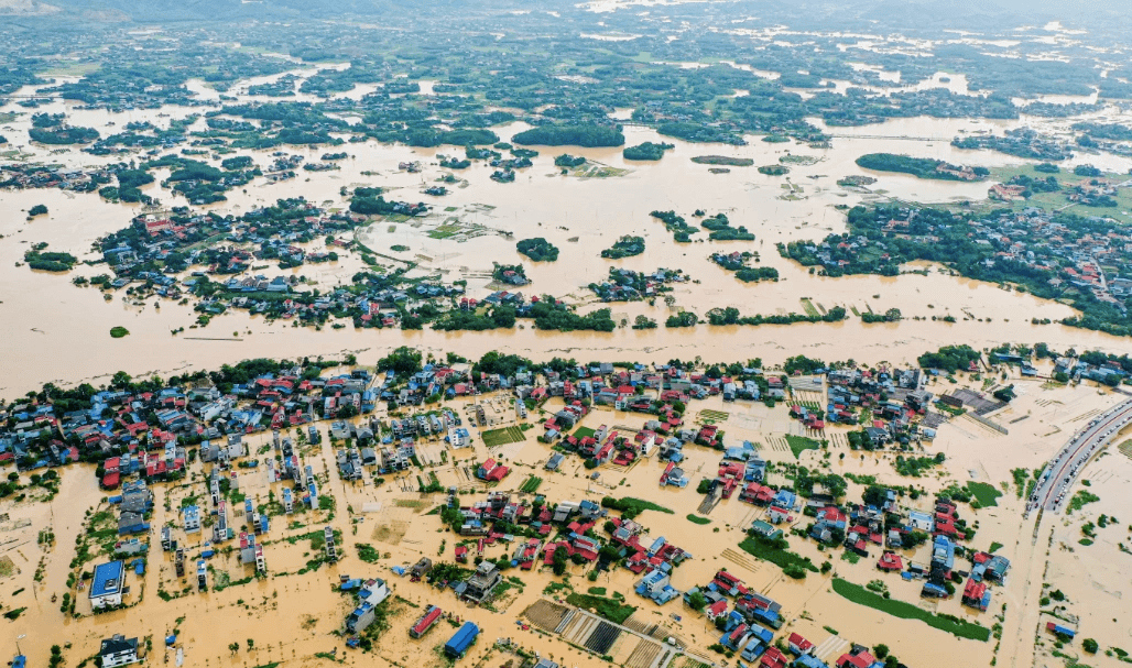 Hơn 1.000 tỷ đồng ủng hộ đồng bào bị thiệt hại do bão lũ