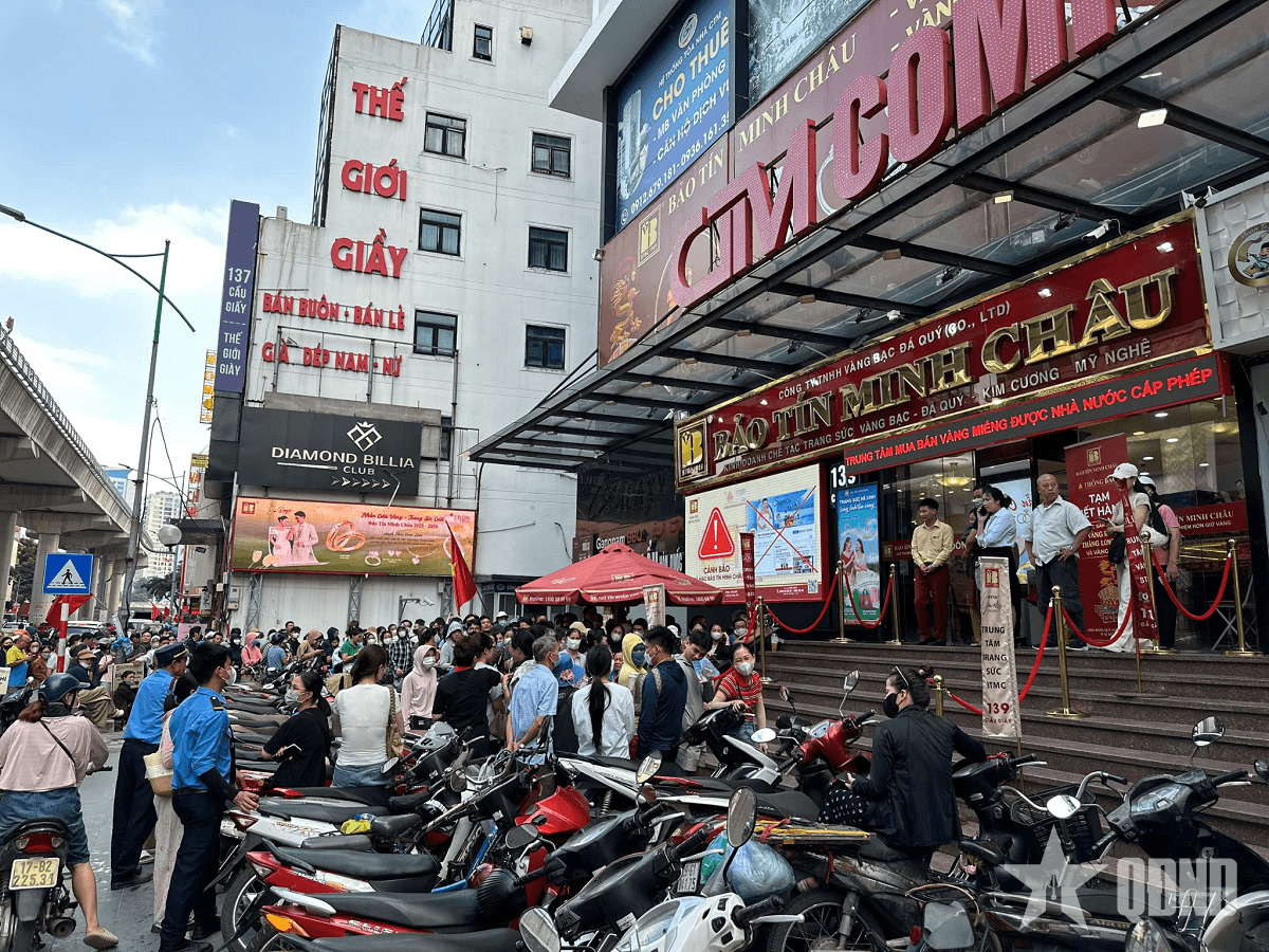 Hà Nội: Giá vàng tăng đột biến, người dân vẫn xếp hàng dài chờ mua