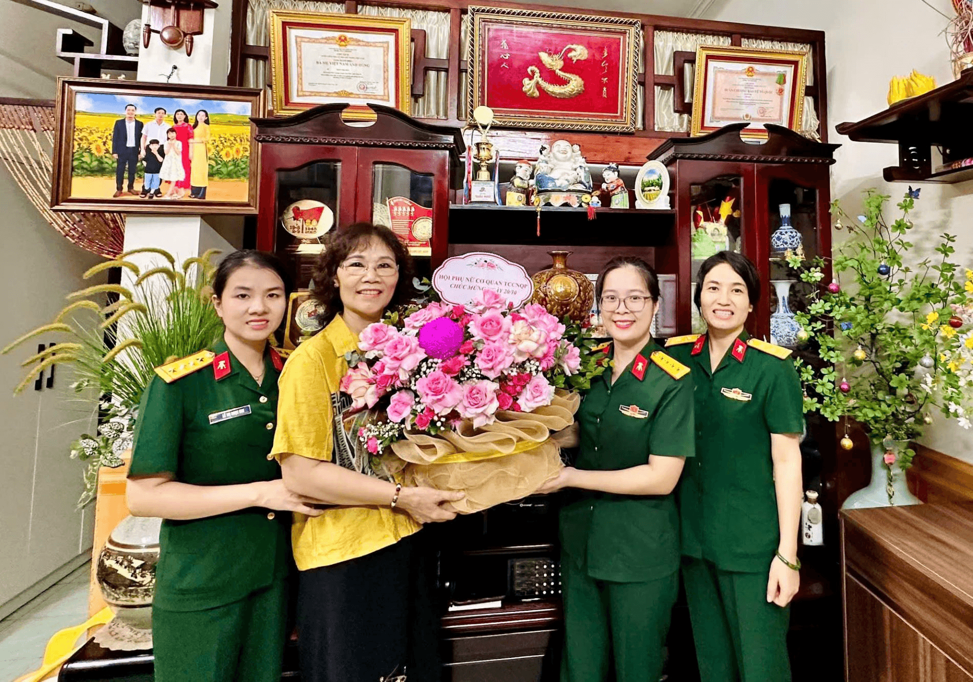 Hội Phụ nữ Cơ quan Tổng cục Công nghiệp Quốc phòng thăm, tặng quà Bà mẹ Việt Nam anh hùng