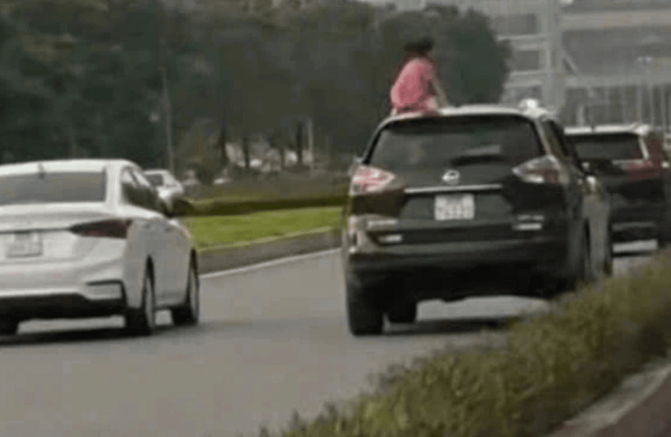 Hà Nội: Phạt 5 triệu đồng, trừ 6 điểm giấy phép lái xe với tài xế ô tô chở người trên nóc xe
