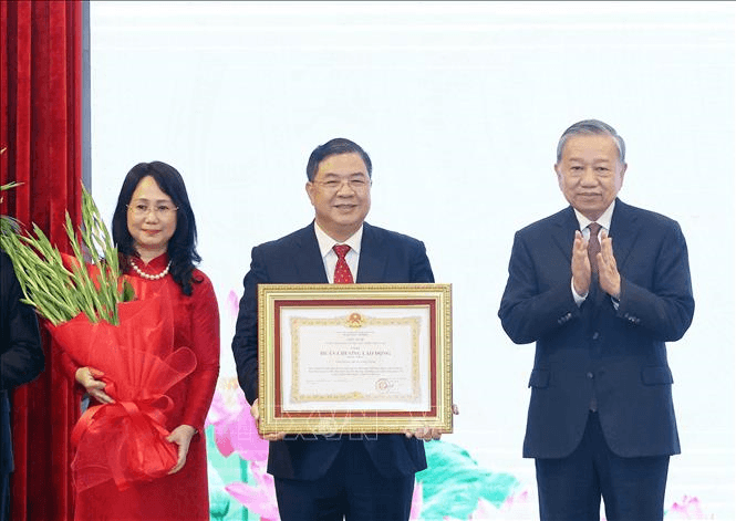 Tổng Bí thư Tô Lâm: Văn phòng Trung ương Đảng cần đóng vai “nhạc trưởng”, làm gương mẫu mực