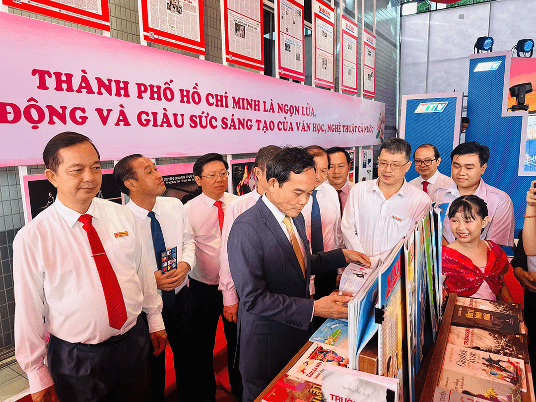 TP Hồ Chí Minh: Tặng Không gian “Cây tri thức” và 126.000 cuốn sách cho sinh viên
