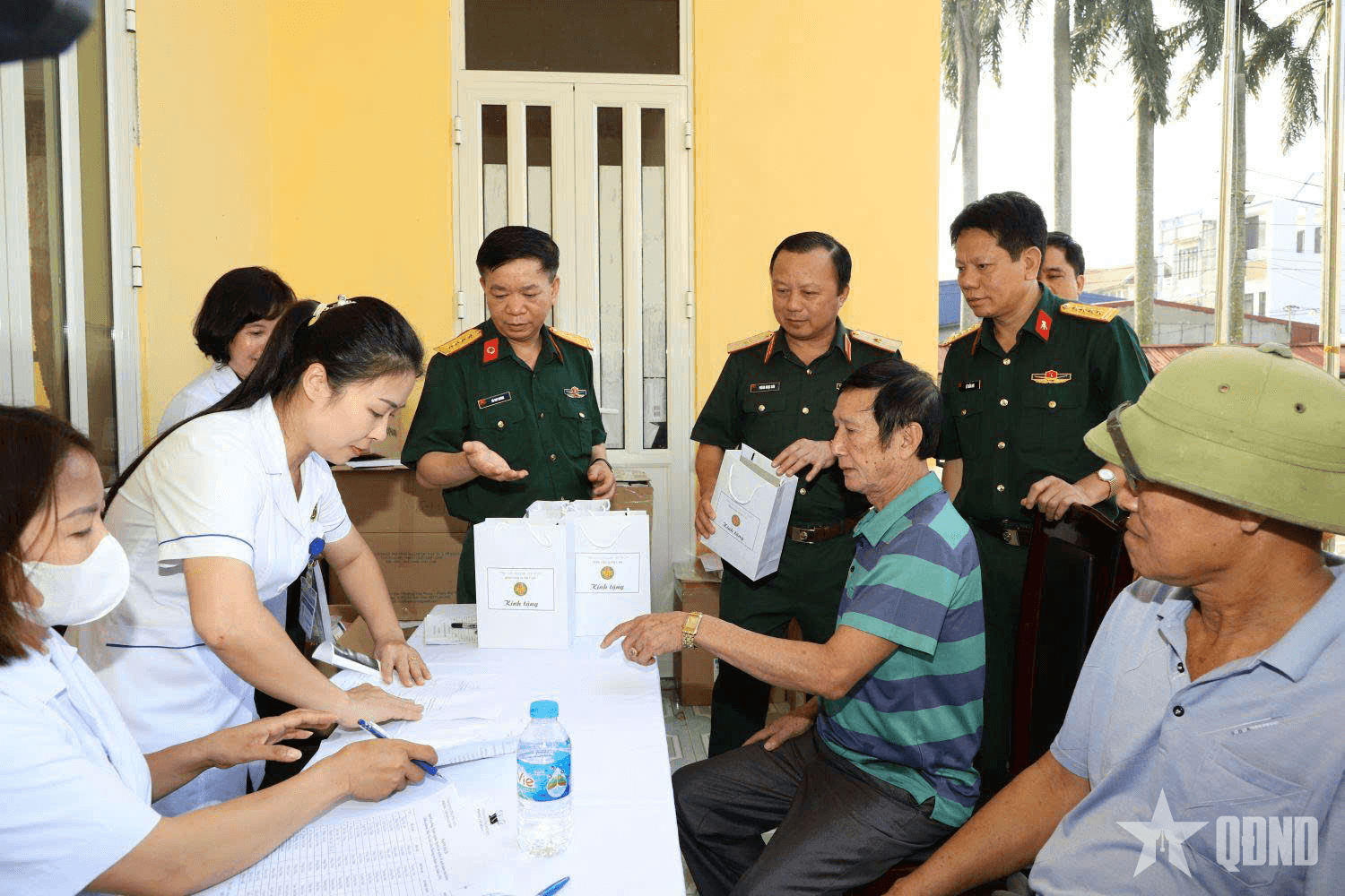 Tổng cục Hậu cần - Kỹ thuật và Bộ Y tế khám bệnh, cấp thuốc miễn phí, tặng quà gia đình chính sách tại Hưng Yên
