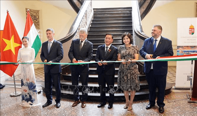 Chủ tịch Quốc hội Hungary dự triển lãm ảnh về Thành phố Hồ Chí Minh đầu thế kỷ XX