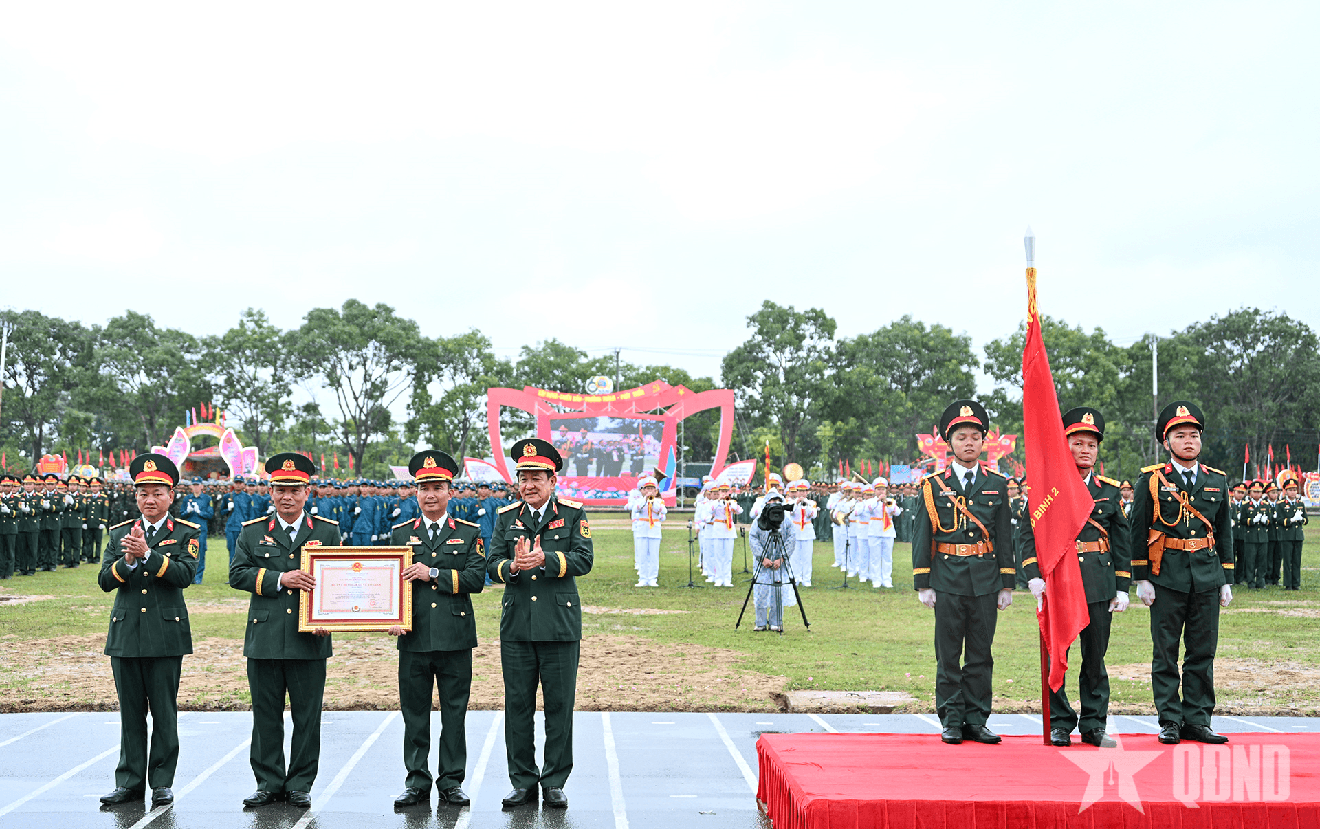 Thượng tướng Võ Minh Lương dự Lễ kỷ niệm 60 năm Ngày truyền thống Sư đoàn 2 (Quân khu 5)