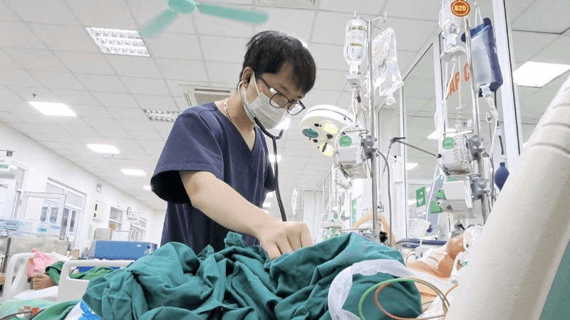 Sau mưa lũ, nhiều bệnh nhân biến chứng nặng do nhiễm khuẩn vàng da