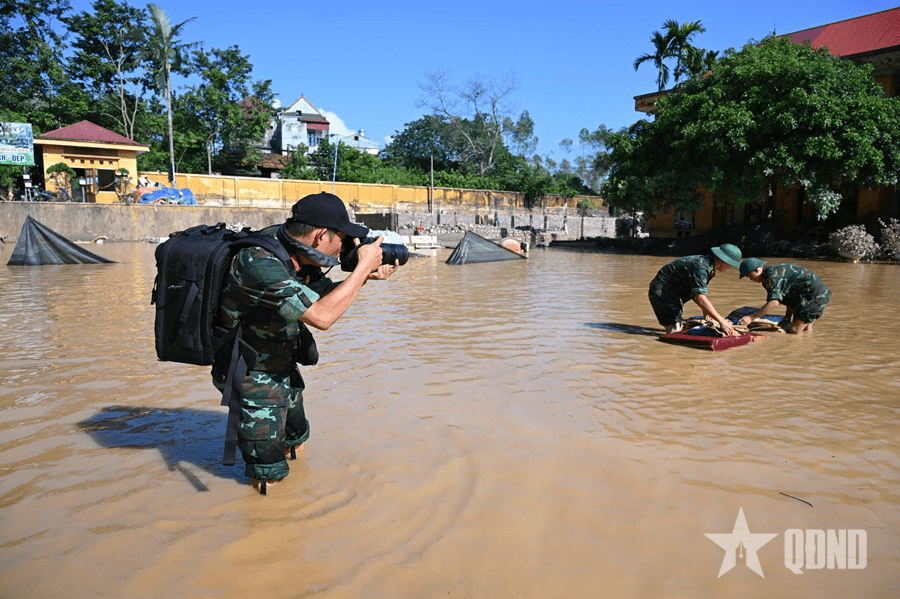 Tinh thần dấn thân của nhà báo - chiến sĩ trong thiên tai, bão lụt