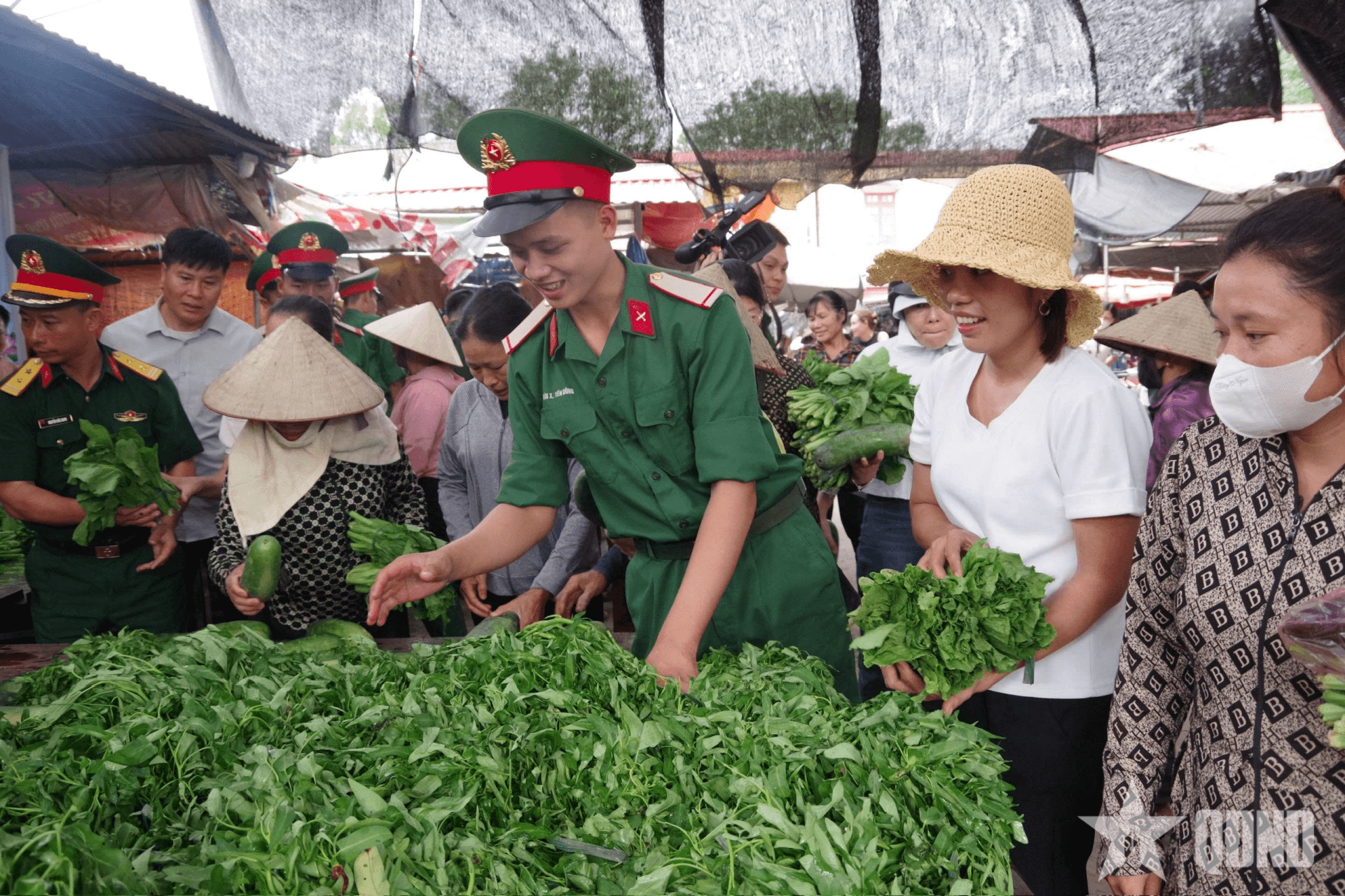 Ấm áp tình quân dân từ phiên chợ 0 đồng