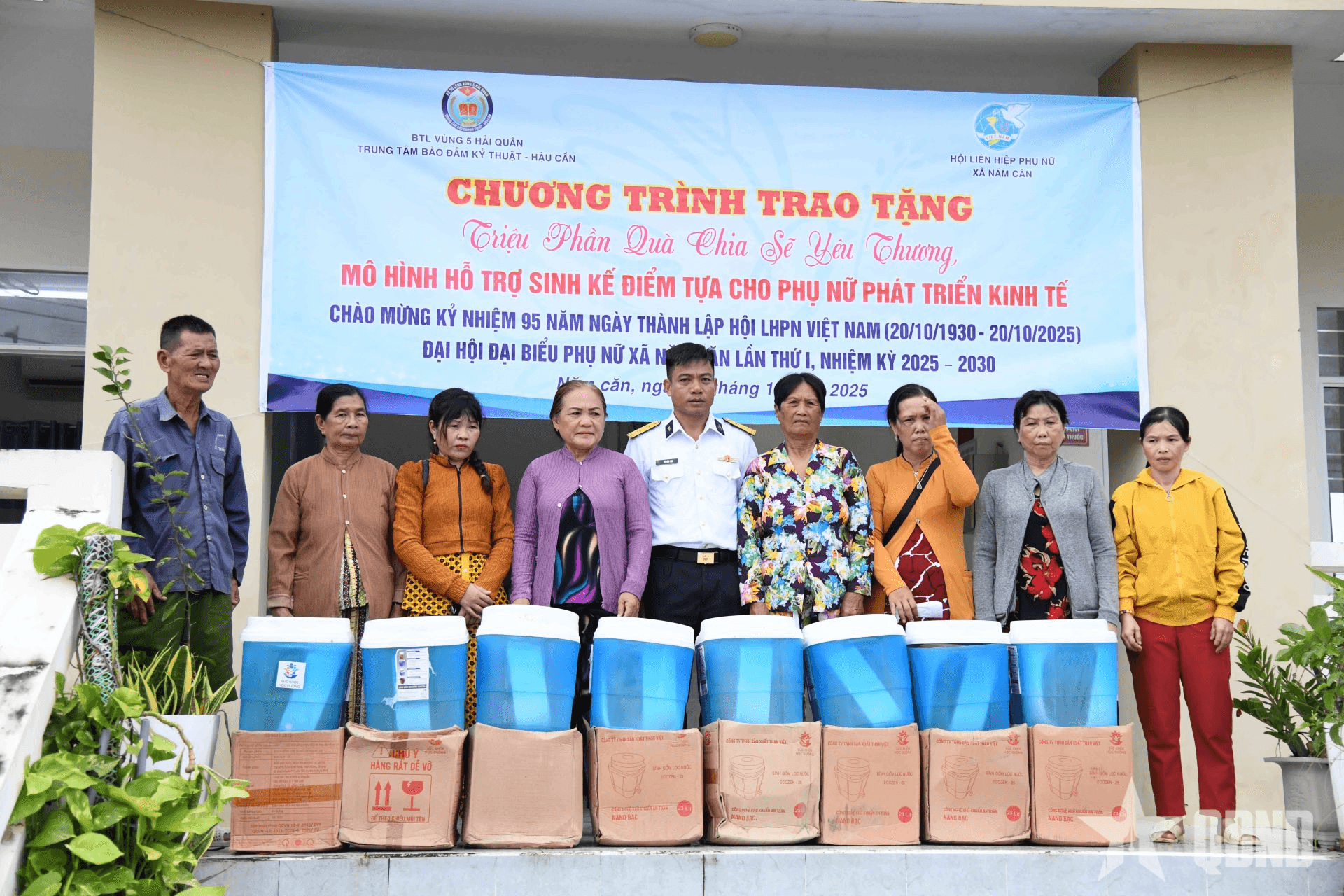 Trung tâm Bảo đảm Kỹ thuật - Hậu cần (Vùng 5 Hải quân) trao 100 bình lọc nước tặng người dân