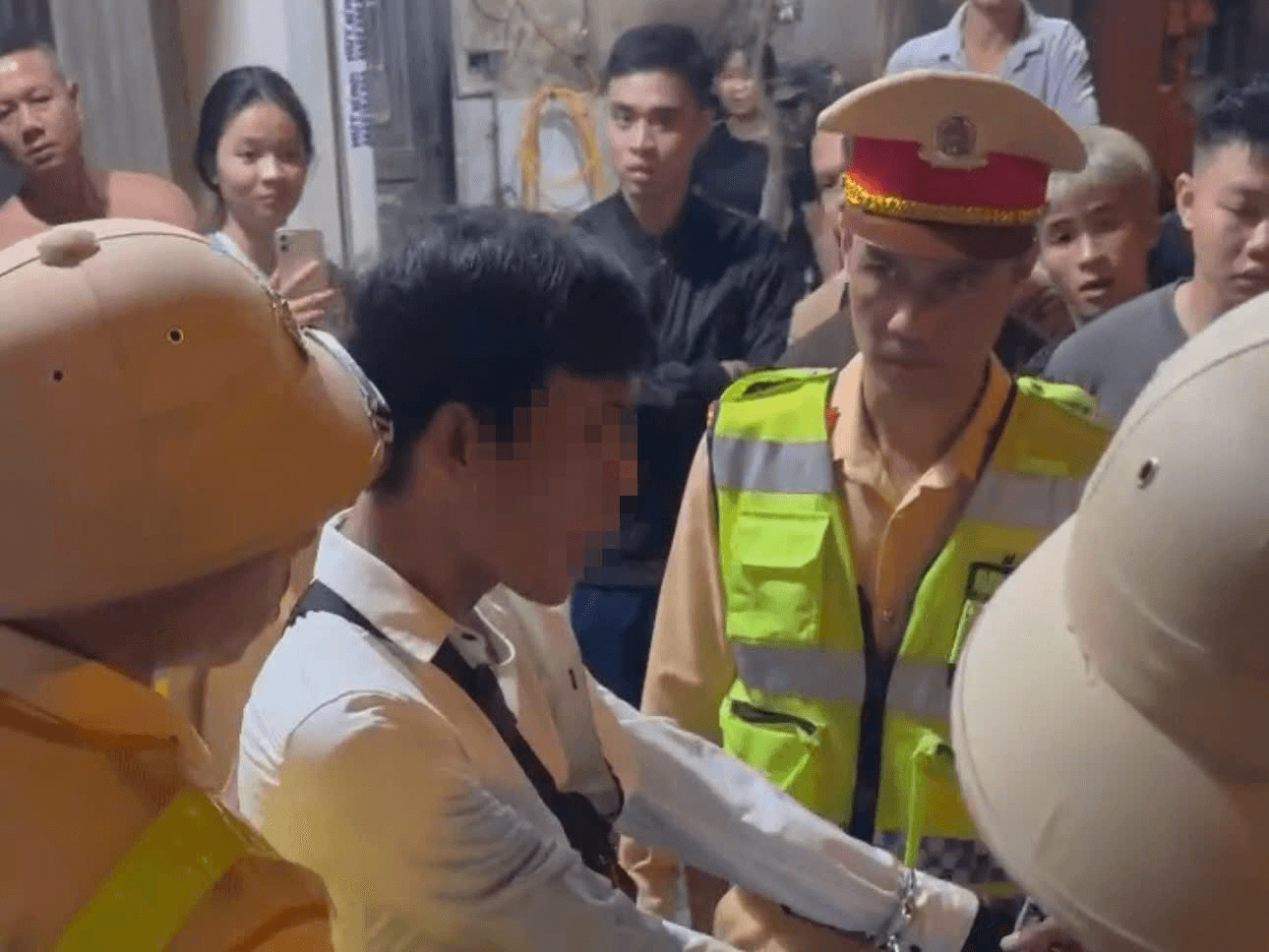 Hà Nội: Tuần tra đêm Cảnh sát giao thông phát hiện đối tượng tàng trữ ma túy
