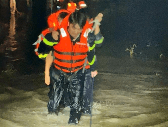 TP Hồ Chí Minh: Giải cứu 165 người mắc kẹt do mưa lớn, ngập sâu