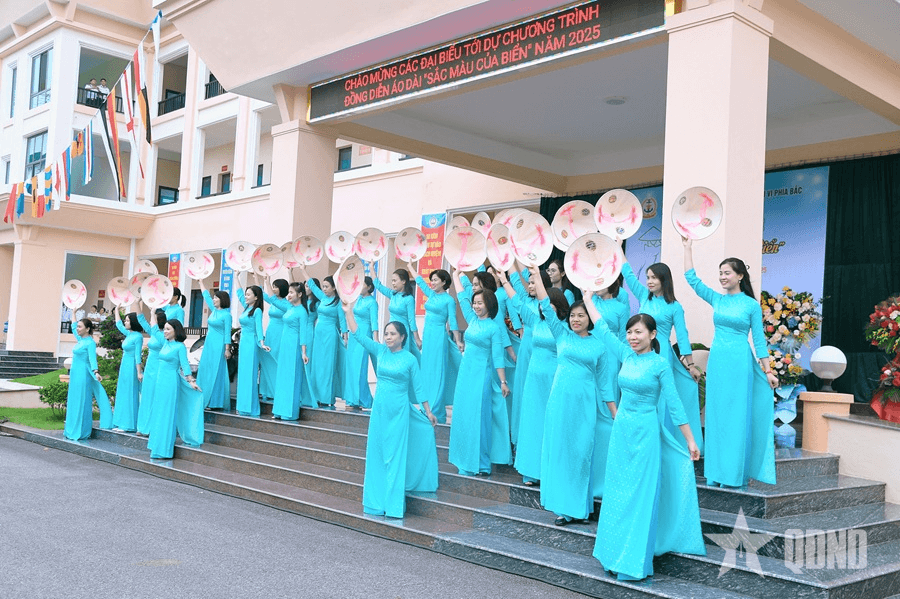 450 cán bộ, hội viên phụ nữ Hải quân đồng diễn áo dài “Sắc màu của biển”