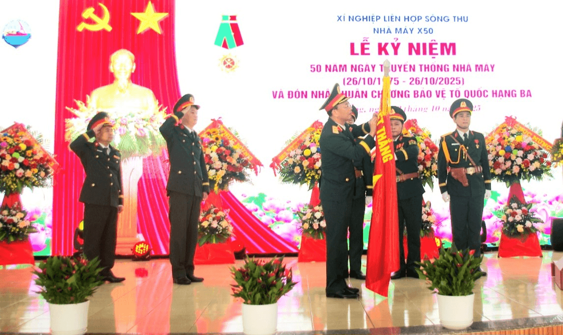 Nhà máy X50 kỷ niệm 50 năm Ngày truyền thống và đón nhận Huân chương Bảo vệ Tổ quốc hạng Ba