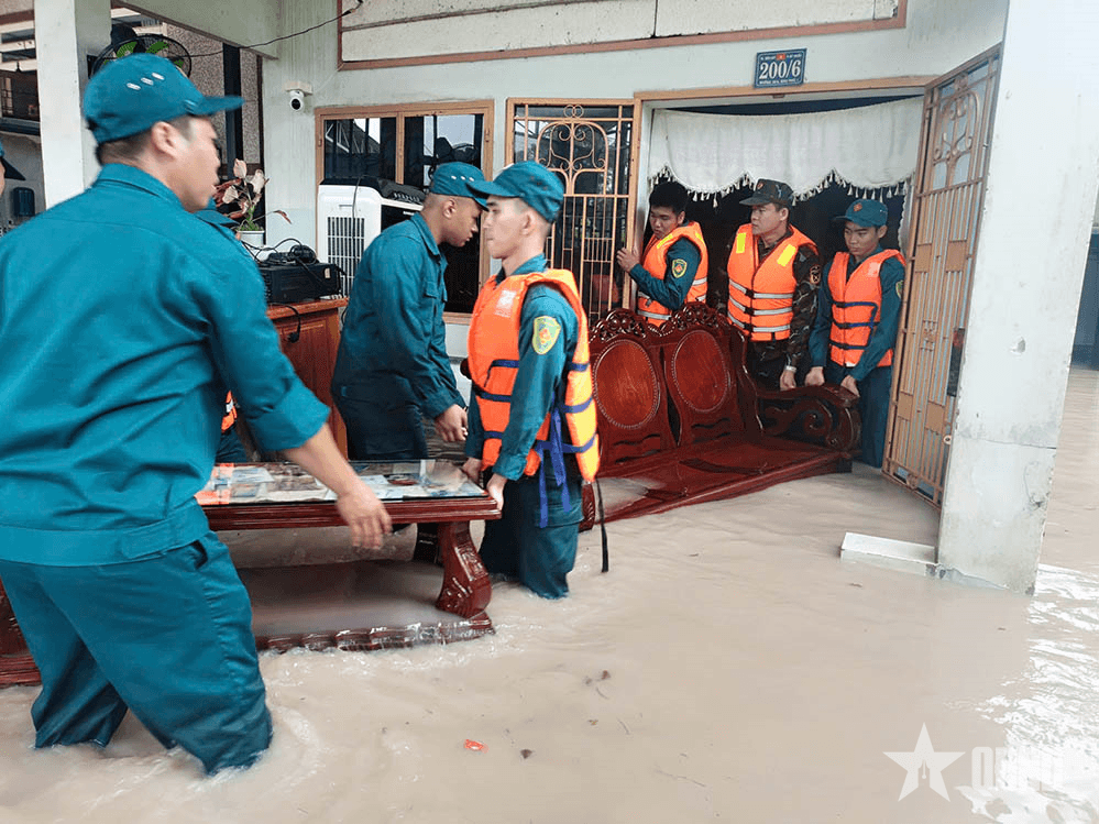 Ban chỉ huy Phòng thủ khu vực 2 - Phú Lợi giúp dân ứng phó ngập lụt