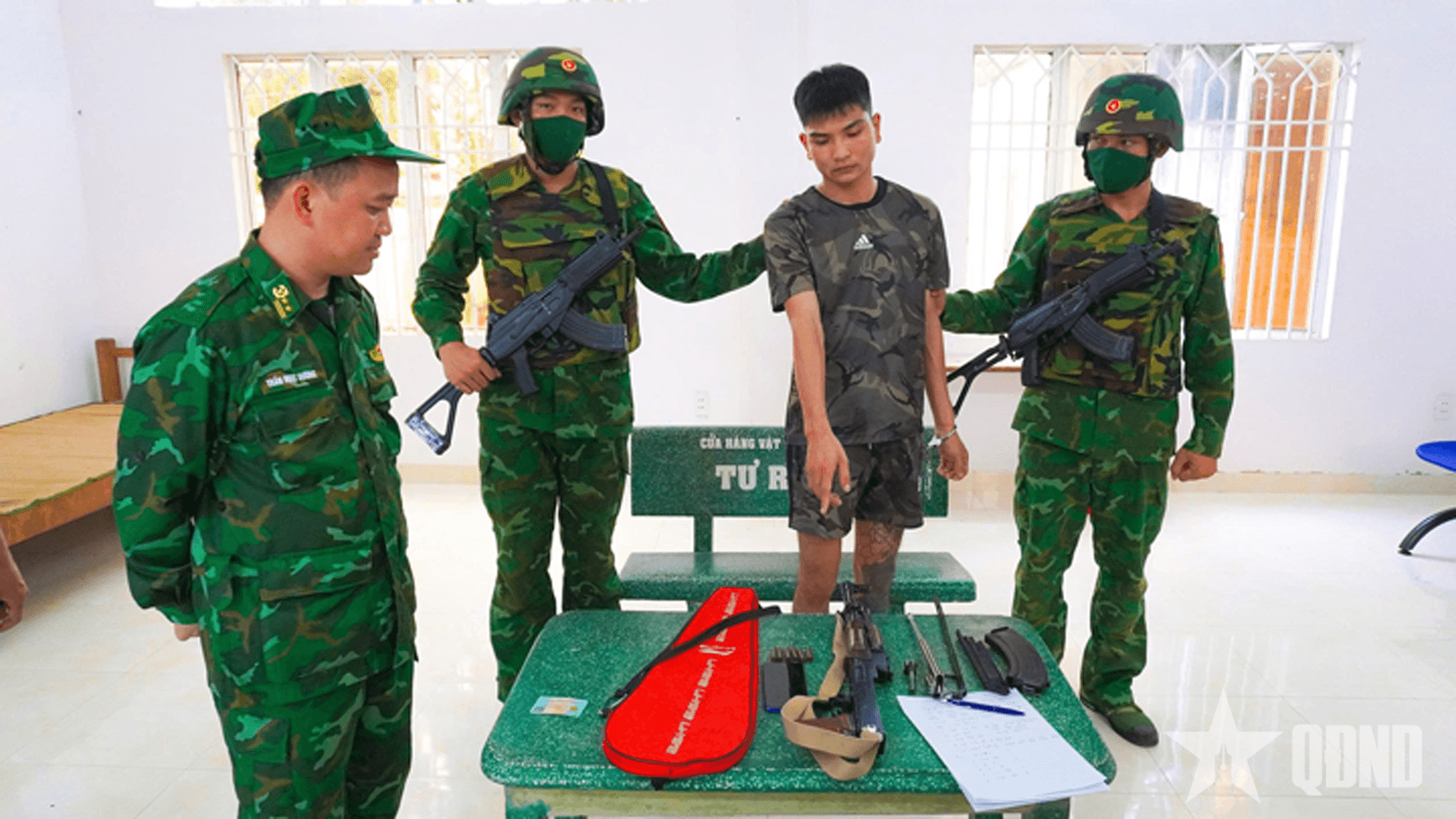 Bắt giữ đối tượng mang súng AK tại cửa khẩu Mỹ Quý Tây