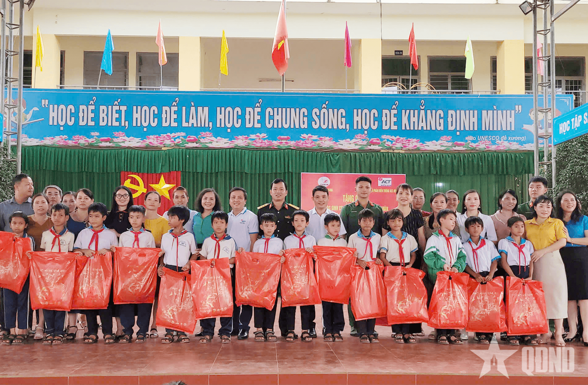 Lữ đoàn 596 (Binh chủng Thông tin liên lạc) thực hiện công tác dân vận tại xã khó khăn ở Lâm Đồng