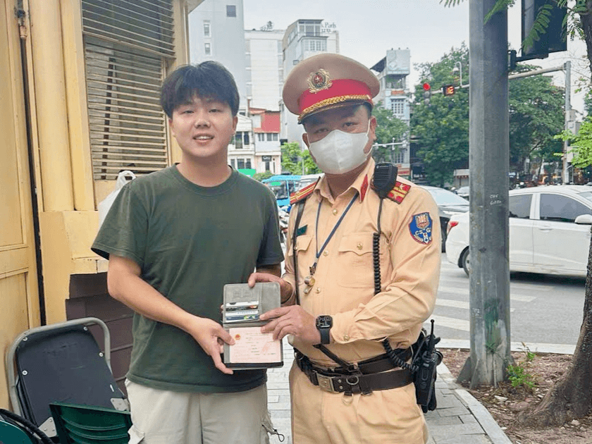 Cảnh sát giao thông Hà Nội hỗ trợ trao lại tài sản thất lạc cho du khách Trung Quốc
